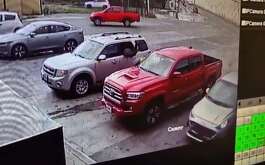 Un robo tipo cristalazo a una camioneta fue captado sobre la Carretera Nacional en el municipio de Monterrey.