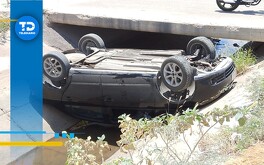 Una pareja de la tercera edad pasó por desagradable experiencia al volcar el auto en que viajaban en el interior de un canal de riego en Torreón.