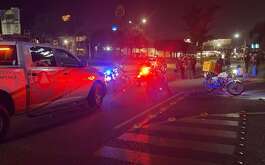 Un atropello dejó a dos tripulantes de una motocicleta y un peatón lesionados sobre la avenida Eugenio Garza Sada en Monterrey.