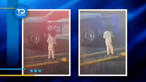 un niño perdido en una carretera