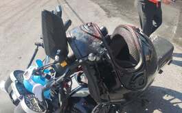 Un motociclista quedó gravemente lesionado luego de esquivar a un peatón y chocar contra una columna del Metrorrey en Monterrey.
