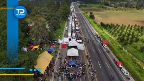 personas bloquean una autopista