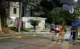 Un joven fue atacado a balazos en calles de la colonia Colinas de Valle Verde en Monterrey.