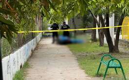 Un motociclista fue asesinado a balazos en un parque público de la colonia Residencial Valles de Guadalupe, en Guadalupe, Nuevo León.