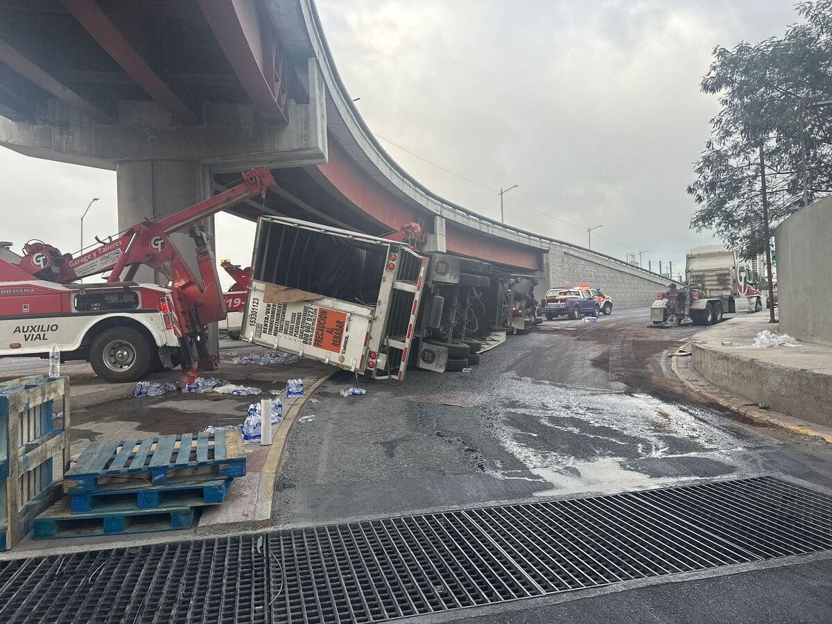 El accidente vial provocó el colapso de la circulación sobre la avenida Constitución. | Arely Silva