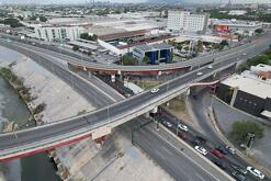 Un tráiler volcó luego de chocar contra una banqueta sobre la avenida Churubusco en Monterrey.