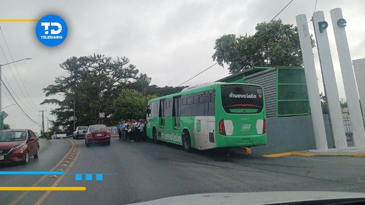 Camión eléctrico falla y se queda tirado en plena avenida en Guadalupe. | Eduardo Mendieta