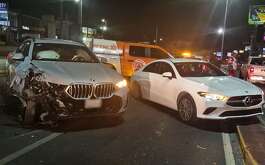 Un accidente vial entre dos camionetas dejó tres personas lesionadas sobre avenida Paseo de los Leones en Monterrey.