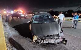 Un conductor perdió el control y chocó contra un barandal sobre la avenida Morones Prieto en Monterrey.