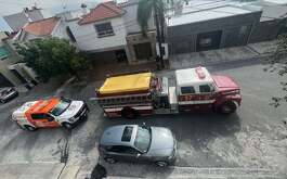 El incendio de una cocina en una casa de la colonia Cumbres en Monterrey provocó la movilización de rescatistas.