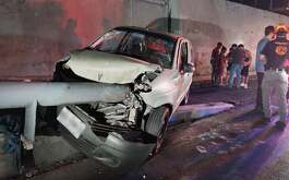 Un auto chocó contra un barandal de contención sobre la avenida Fidel Velázquez en Monterrey, dejando a una pareja lesionada.