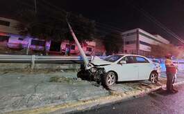 Un conductor chocó contra un poste y dejó sin energía eléctrica a vecinos de la zona sur de Monterrey.