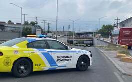 Un hombre murió atropellado sobre un paso a desnivel de la avenida Bernardo Reyes en Monterrey.