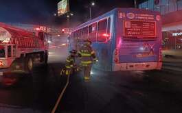 Un camión de la Ruta 223 se incendió mientras circulaba por la avenida Chapultepec en el sur de Monterrey.