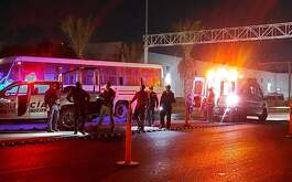 Un motociclista murió tras un choque con un camión de personal en Salinas Victoria, Nuevo León.