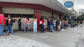 Familias madrugan para comprar uniformes escolares