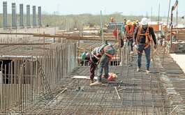 Constructoras de Nuevo León lideran producción nacional en obras de edificación, de electricidad y de telecomunicaciones.