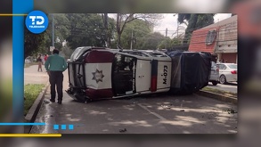 Los alcaldes entrante y saliente de Tecomatlán, Puebla terminaron volcados al chocar la patrulla en la que viajaban por las calles de la capital.