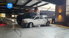 Camioneta cae sobre dos autos de lujo en Pueblo Serena en Monterrey