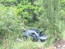 Cae automóvil al lecho del río Santa Catarina