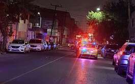 Una patrulla de la Policía de Monterrey atropelló a un hombre dejándolo gravemente herido.