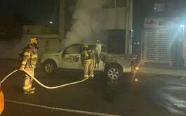 Una camioneta fue consumida por el fuego en calles del Centro de Monterrey.