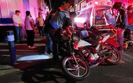 Un motociclista quedó herido tras un choque con un camión de ruta urbana en el Centro de Monterrey.