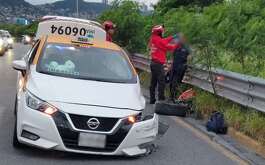 Un taxista quedó herido tras chocar su auto sobre la avenida Morones Prieto en Monterrey.