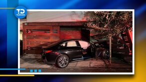 Conductor se estampa en cochera