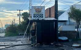 Un negocio de venta de hamburguesas se incendió al poniente de Monterrey.