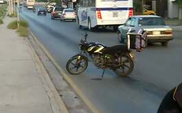 Una pareja resultó lesionada tras derrapar una motocicleta sobre la avenida Solidaridad al norponiente de Monterrey.