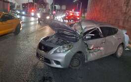 Un tráiler chocó contra un auto y dejó heridos a dos estudiantes sobre la avenida Garza Sada al sur de Monterrey.