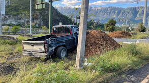 Conductor impacta contra montaña de tierra en Monterrey