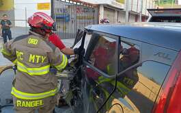 Un camión de ruta urbana chocó contra dos autos en el Centro de Monterrey y dejó graves daños materiales.