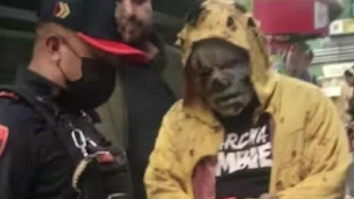 Policías detienen a un hombre disfrazado que viajaba en el Metro CdMx ...
