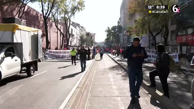 Manifestantes de la 'Lucha Vecinal del Valle de Anáhuac' marcha rumbo a Congreso CdMx