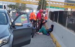 Una mujer motociclista quedó herida tras un choque con un automóvil sobre la Carretera Nacional en el municipio de Monterrey.