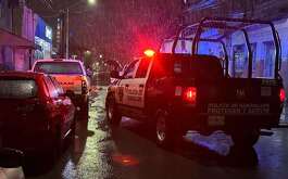 Las fuertes lluvias dejaron dos personas muertas, autos varados e inundaciones en el Área Metropolitana de Monterrey.