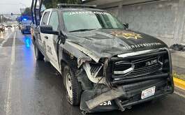 Una patrulla de Fuerza Civil sufrió algunos daños en el frente de la carrocería por un aparente choque en el Centro de Monterrey.