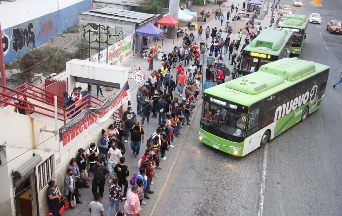 Líneas interminables esperando el transporte público en Nuevo León