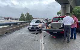 Un aparatoso accidente dejó un par de vehículos gravemente dañados sobre la avenida Morones Prieto en Monterrey.