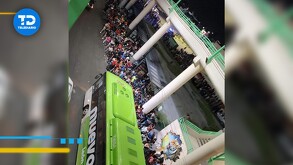 Fotografía en Monterrey de parada del camión abarrotada entristece a usuarios: