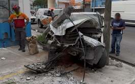 Un conductor en estado de ebriedad chocó y destrozo su camioneta sobre la avenida Félix U Gómez en Monterrey.