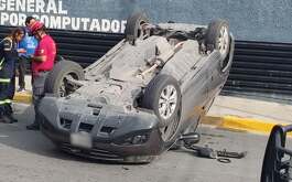 Una conductora volcó tras un choque con una camioneta al sur de Monterrey.