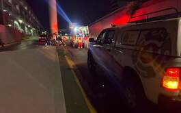 Una pareja terminó lesionada luego de chocar la moto en la que viajaban contra un muro en el Centro de Monterrey.