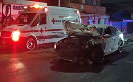 Una mujer terminó lesionada luego de un aparatoso choque sobre la avenida Aztlán en Monterrey.