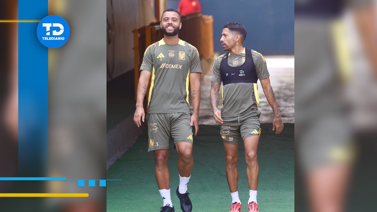 Carioca antes de comenzar un entrenamiento con Tigres junto a Javier Aquino / @TigresOficial