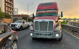 Un tráiler provocó una carambola y embotellamiento sobre la avenida Constitución en Monterrey.