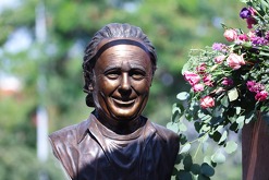 Develan busto en honor a Joan Manuel Serrat