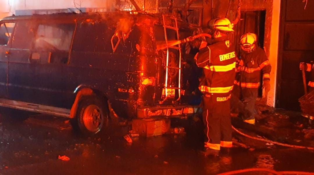 Bomberos de Guadalajara apagando el incendio dentro de la camioneta | Telediario